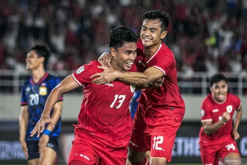 Pesepak bola Timnas Indonesia Muhammad Ferrari (kiri) dan Pratama Arhan (kanan) melakukan selebrasi usai mencetak gol ke gawang  Laos di Stadion Manahan, Solo, Jawa Tengah, Kamis (12/12/2024). ANTARA FOTO/Mohammad Ayudha