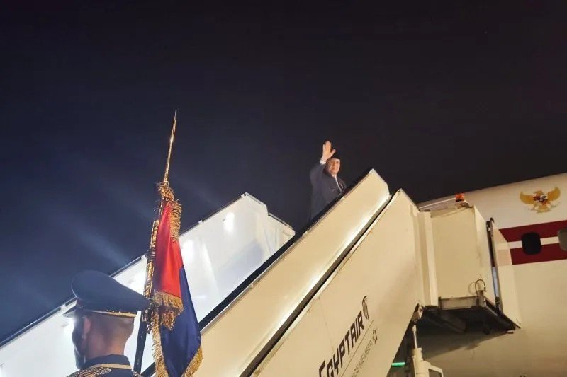 Presiden RI Prabowo Subianto melambaikan tangannya sebelum bertolak kembali ke Tanah Air di Bandar Udara Internasional Kairo, Mesir, Kamis (19/12/2024). ANTARA/Mentari Dwi Gayati