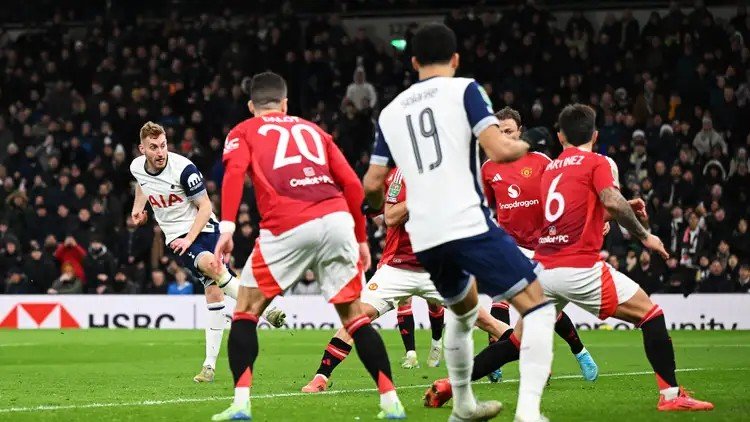 Manchester United dengan kostum kebesaran warna merah dan Tottenham terjadi hujan gol. Getty Images Sport