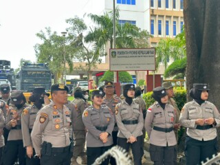 Hujan Deras Tak Halangi Tugas, Polresta Barelang Kawal Unjuk Rasa Koalisi Rakyat Batam di Graha Kepri