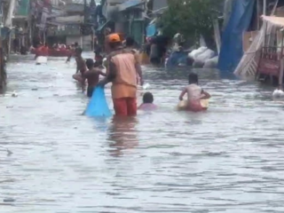 Ratusan rumah di Muara Angke terendam banjir rob selama hampir seminggu