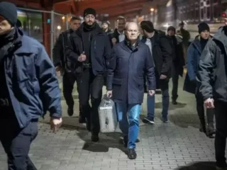 Menenteng tas misterius, Kanselir Jerman jadi sorotan saat kunjungan ke Ukraina
