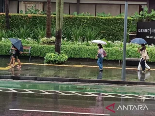 Kota besar di Indonesia mayoritas  diguyur hujan ringan disertai petir hari ini, Minggu