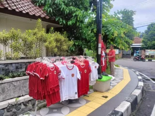 Banjir rejeki para pedagang kaos  Timnas Indonesia jelang hadapi Laos di Piala AFF