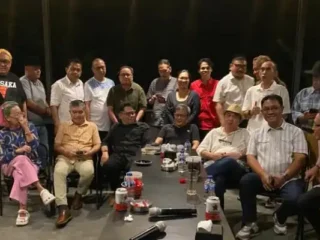 Natal di kampung, Rocky Gerung berdiskusi dengan 'Justitia Societas' di Rainies Cafe