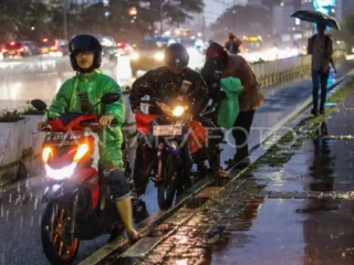 Sedia payung, potensi hujan beragam intensitas di wilayah Indonesia hari ini, Selasa