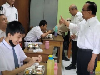 Siswa SLB Cahaya Jaya: Terima kasih Pak Menteri, makanannya enak