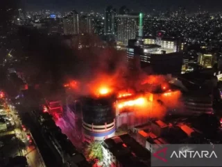 Kebakaran Glodok Plaza belum padam hingga pagi ini, diduga api berasal dari diskotek