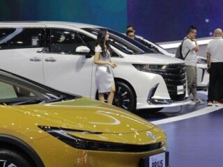 Penjualan mobil selama 2024 alami penurunan signifikan dibandingkan tahun sebelumnya