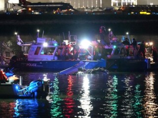 Tabrakan pesawat American Airlines dengan heli militer Black Hawk, ditemukan 19 jasad di Sungai Potomac