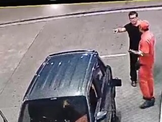Viral!!! Seorang pria kesal dan melakukan aksi penodongan pistol ke petugas SPBU Cibubur