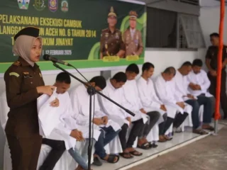 Sepuluh terpidana pelanggar syariat Islam di Bireuen dihukum cambuk oleh Kejari