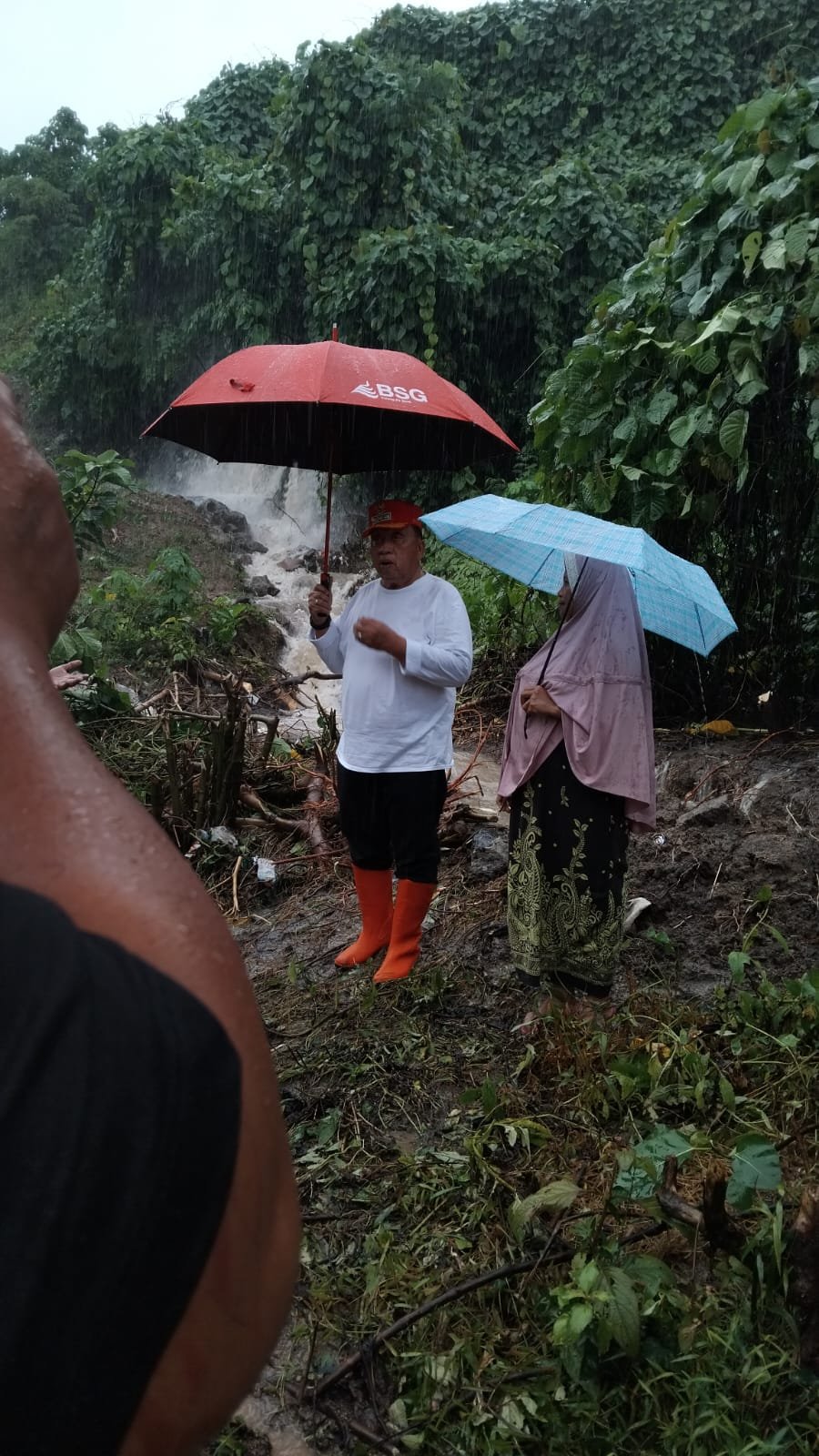 Gerak cepat, Bupati dan Wakil Bupati Minahasa salurkan bantuan kepada korban banjir