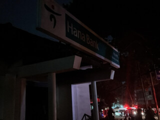 Ups !!! Massa diduga rusak dan membakar kantor Hana Bank Bandung
