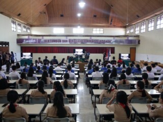 Program "Gubernur Mengajar": Seratus siswa Tomohon belajar wawasan kebangsaan dari Yulius Selvanus