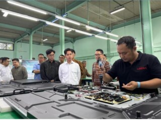 Tinjau pabrik elektronika di Cikarang, Wapres dorong peningkatan keterlibatan siswa SMK magang di industri