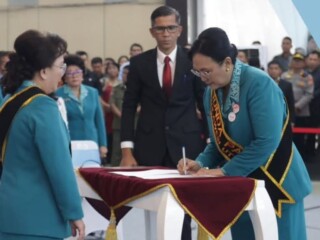 Henny Titah Hongwijoyo, istri Bupati Talaud juga dilantik untuk empat jabatan sekaligus