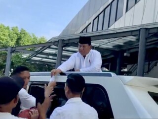 Presiden Prabowo membagikan amplop kepada warga sekitar seusai shalat Ied Adha