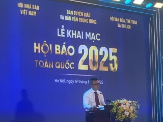 Satu abad pers revolusioner Vietnam:  Wartawan juga prajurit