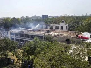 Angkut 242 penumpang termasuk banyak bayi, pesawat Air India terjatuh di area pemukiman Meghani Nagar
