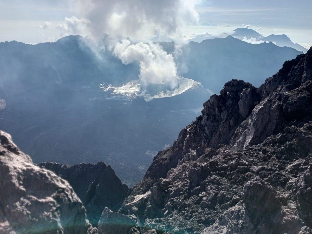 Gunung Raung erupsi, semburan abu setinggi 600 meter