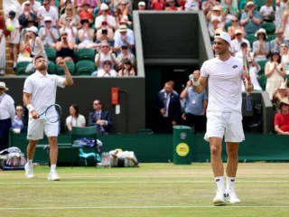 Petenis ganda putra Inggris, Julian Cash dan Lloyd Glasspool, dinobatkan sebagai juara Grand Slam Wimbledon 2025. (lta.org.uk)