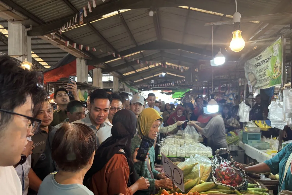 'Blusukan' ke pasar Pontianak, Gibran belanja pakis hingga ikan asin