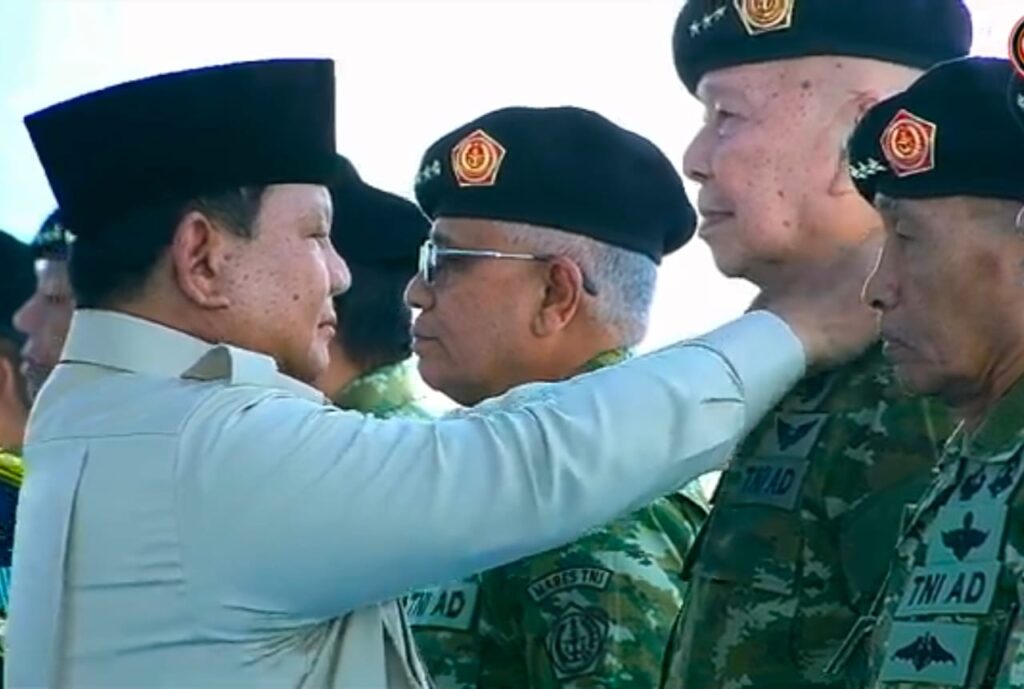 Presiden Prabowo Subianto menganugerahkan pangkat kehormatan Letnan Jenderal kepada Glenny Kairupan, pada gelar pasukan di Batujajar, Jawa Barat, Minggu 10 Agustus 2025.(puspentni)