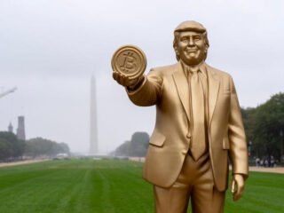 Investor kripto di AS dirikan patung emas Trump yang menggenggam Bitcoin
