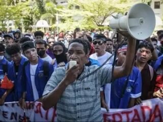 Warga Timor Leste protes anggota dewan dapat mobil mewah baru