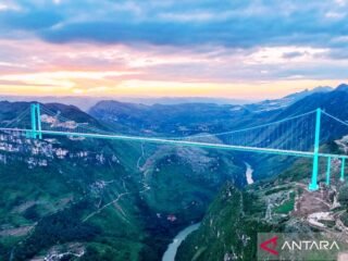 Jembatan tertinggi di dunia dibuka untuk umum