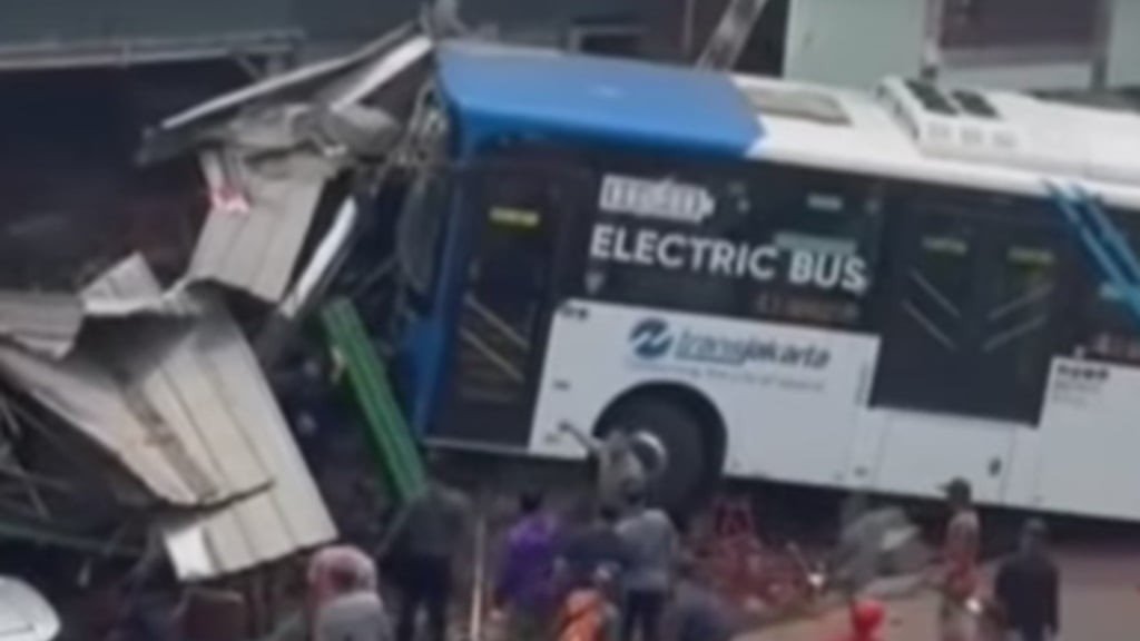 PT Transjakarta Tanggung Biaya Pengobatan Korban Tabrakan Bus di Setiabudi