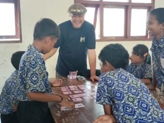 Serunya belajar sains lewat boardgame, tim pengabdian ITB ajak siswa SDN Pulau Rinca tingkatkan literasi