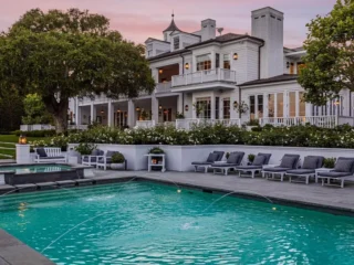 Kepiawaian pasangan selebritas Adam Levine dan supermodel Behati Prinsloo jual-beli rumah mewah