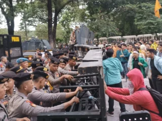 Kapolres Jakpus ingatkan massa demonstran agar tidak melemparkan bensin ke petugas
