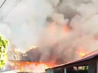 Kebakaran di kawasan padat Manado, rumah dan mobil ludes