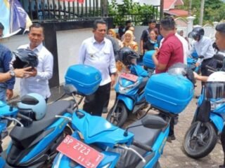 Berboncengan di sepeda motor, Mendukbangga dan istri distribusikan MBG di Tanjungpinang