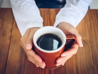 Bahaya kopi berlebihan ternyata ganggu fokus saat menyetir