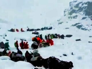Badai salju jebak 1000 pendaki di gunung Everest, baru 350 orang diselamatkan