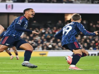 Liga Inggris: Menang tipis atas Fulham, Arsenal geser City di puncak klasemen