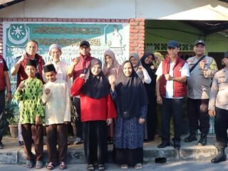 Hangatnya kebersamaan Polisi dan Jurnalis Batam dalam aksi sosial di Sekupang