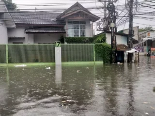 Genangan meluas di Taman Asri Tangerang, warga terpaksa mengungsi