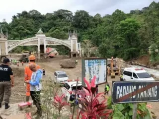 Bantu korban longsor Sumbar, 2 prajurit TNI gugur, 1 masih hilang