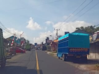 Puluhan truk berplat Nopol DM padati SPBU Kawangkoan