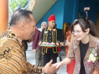 Disambut Wawali Sendy, Wamendikti serahkan penghargaan 'Dosen Berdampak' ke Unsrit Tomohon