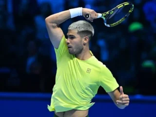 Petenis Spanyol Carls Alcaraz beraksi pada laga pembuka ATP Finals melawan petenis Australia Alex de Minaur di Inalpi Arena, Turin, Italia, Minggu (9/11/2025). ATP Tour