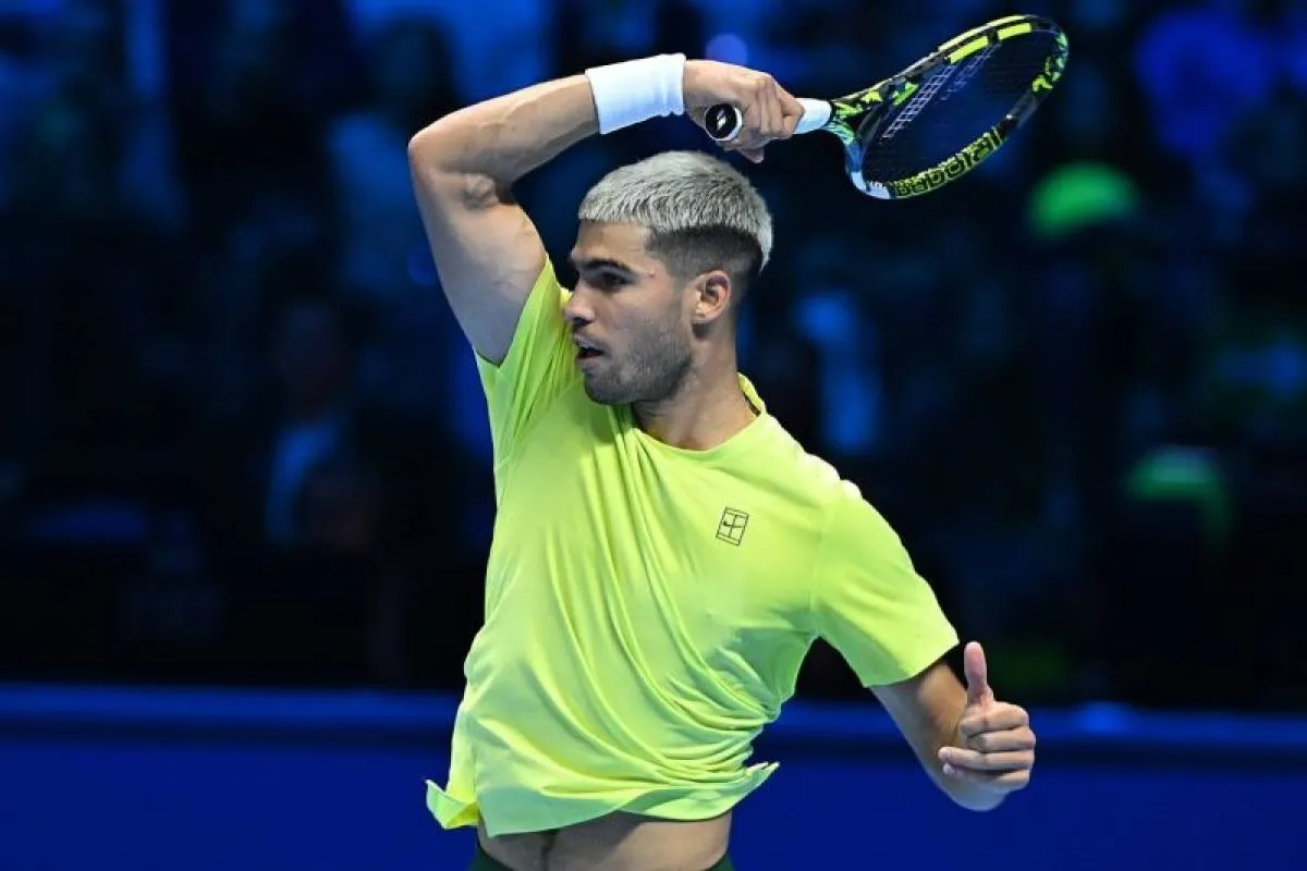 Petenis Spanyol Carls Alcaraz beraksi pada laga pembuka ATP Finals melawan petenis Australia Alex de Minaur di Inalpi Arena, Turin, Italia, Minggu (9/11/2025). ATP Tour