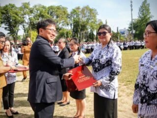 Momen peringatan HGN, Walikota Manado serahkan Piagam Penghargaan dari Presiden Prabowo