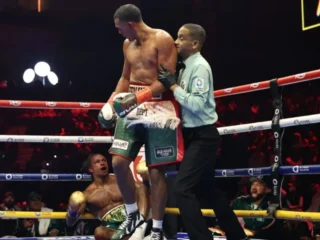 David Benavidez pertahankan gelar juara dunia WBC usai pukul KO Yarde