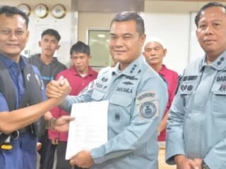 Dramatis di laut: Diselamatkan setelah tersesat, empat nelayan Batam tiba di Indonesia